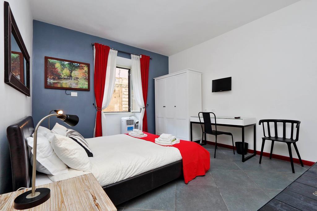 Cozy Apartment Fabia 300 Mt From Colosseum Buitenkant foto