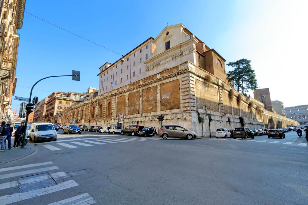 Cozy Apartment Fabia 300 Mt From Colosseum Buitenkant foto